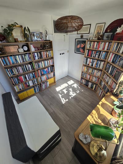 Sunny double room in book-filled home Main Photo