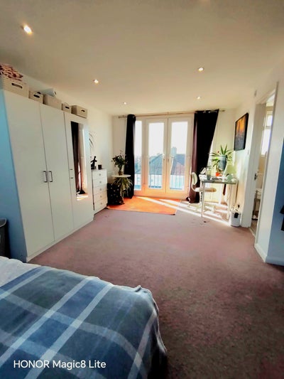 Large Loft Room with Private Bathroom & Balcony Main Photo