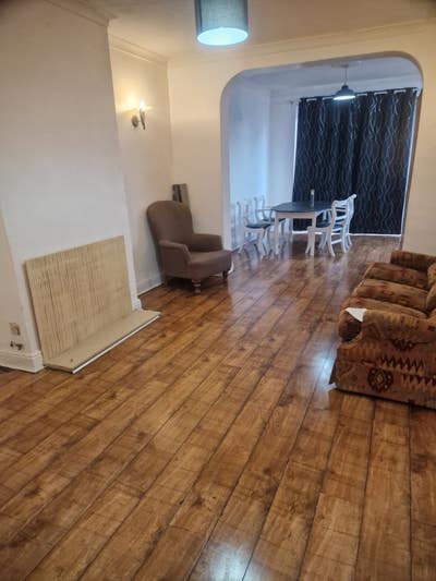 3 bedroom house - max 5 tenants Main Photo