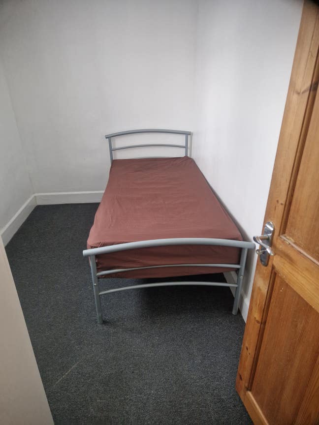 3 bedroom house - max 5 tenants (Room for female) Main Photo