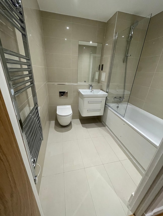 REDUCED: Double ensuite-room (Near Elizabeth line) Main Photo