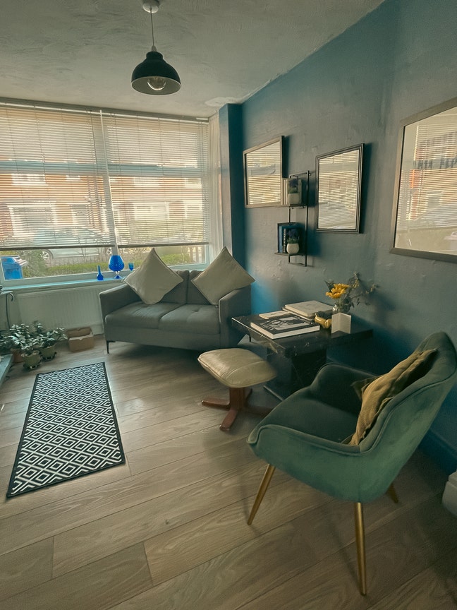   Single room in a creative & relaxed household; Main Photo