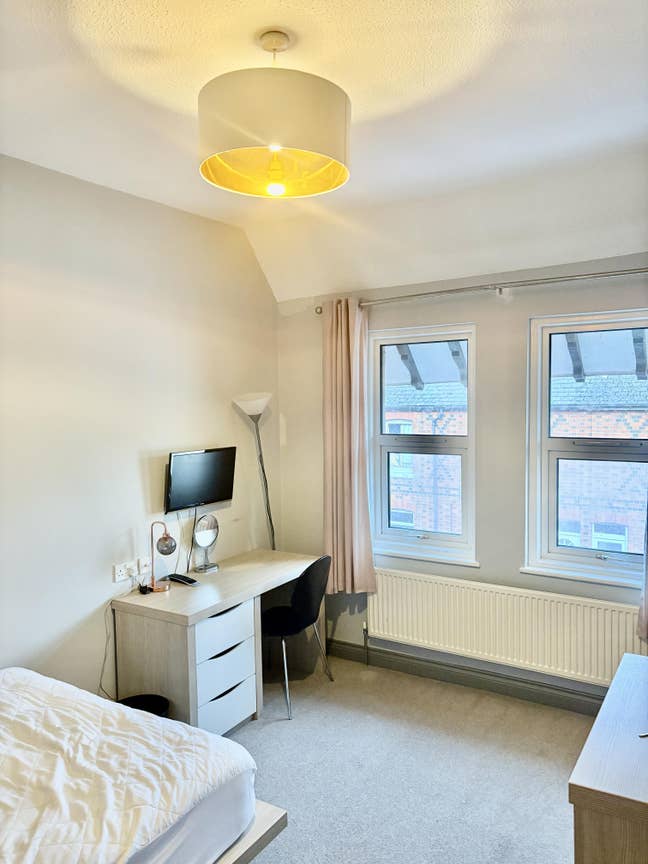 Room available in central Reading  Main Photo