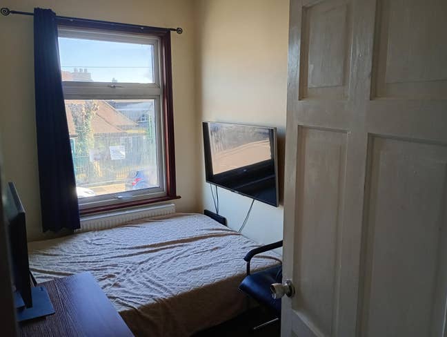 Spare room for single male in a 2-person househol Main Photo