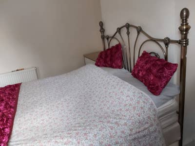 Large room in a shared  3 bedroom house  Main Photo