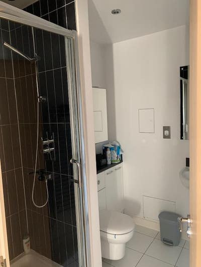 Ensuite in 2 bedroom 2 bathroom flat on 7th floor Main Photo