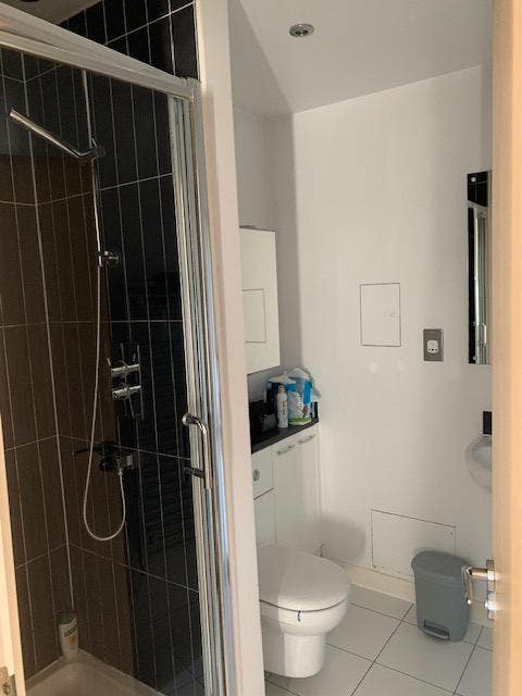 Ensuite in 2 bedroom 2 bathroom flat on 7th floor Main Photo