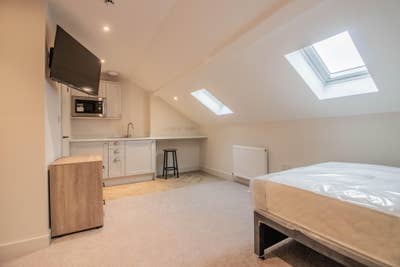 Bespoke Studio En-Suite Double Rooms with PARKING Main Photo