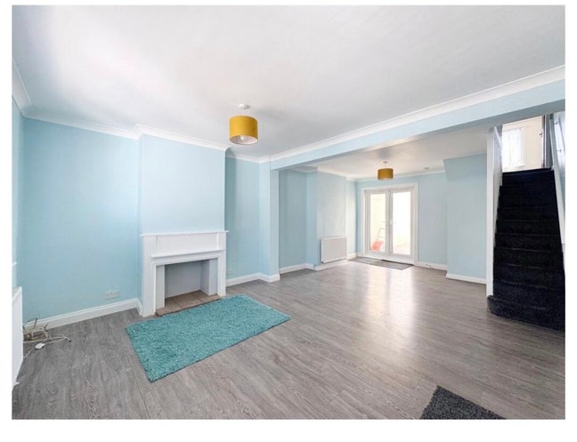 Newly refurbished 3 Bed Terrace to RENT Main Photo