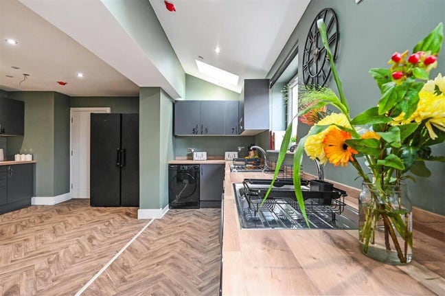 Spacious En-Suite Room in Stylish 3-Bedroom House  Main Photo