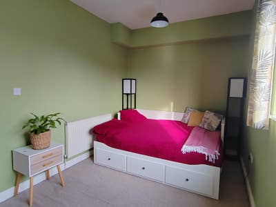 Double room for professional female - Mid April Main Photo