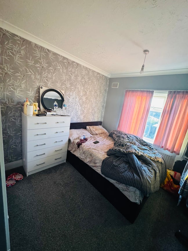 Double Bedroom Available For Rent Uxbridge Main Photo