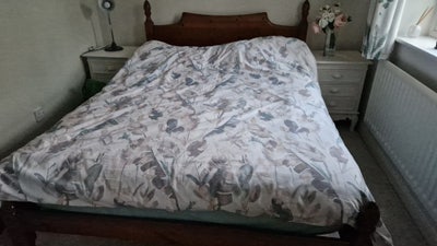 Double bedroom in a lovely home with pet.  Main Photo