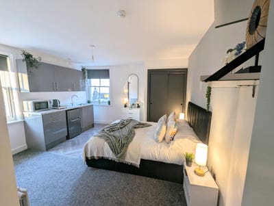 Brand New, Ensuite & Kitchenette, Town Centre Main Photo