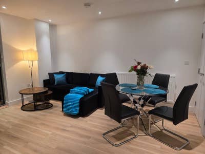 Large Double Room in Modern flat in Zone 2 Main Photo