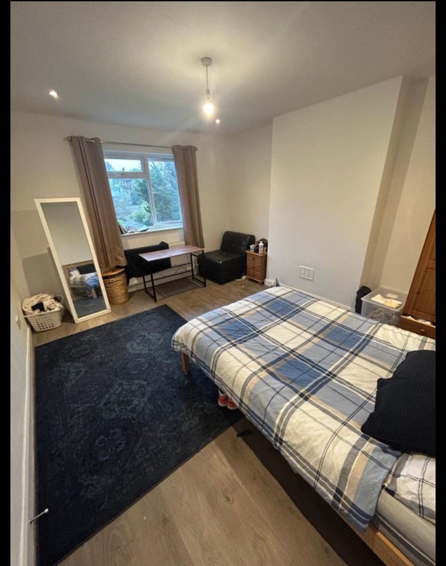 Large Room Streatham SW16 Spare Room, Living Room Main Photo