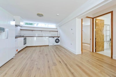 Bedroom in a spacious Bayswater flat Main Photo