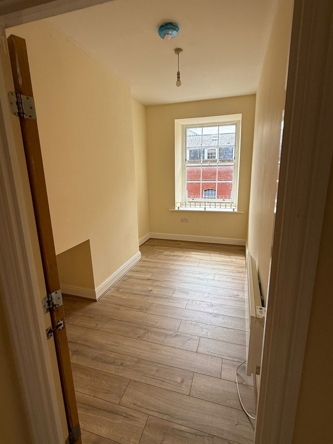 Double room in spacious 2-bed flat in St Paul’s Main Photo