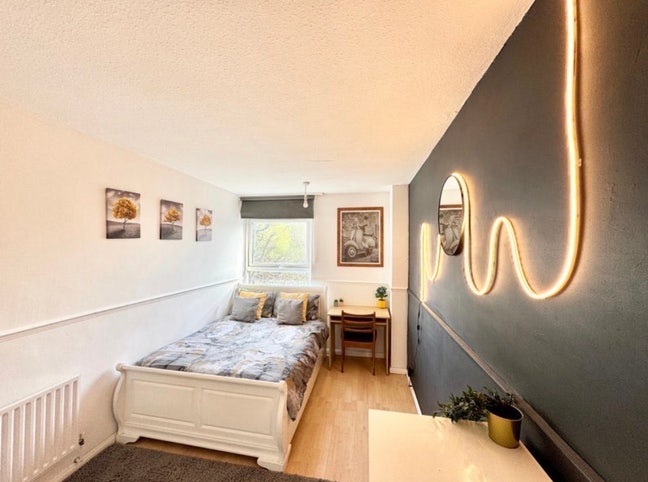 Available Now, Double Room Canary Wharf with bills Main Photo