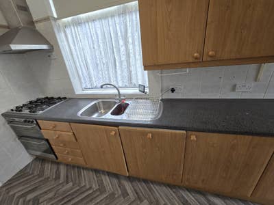 Large Double Rooms – Beautiful House with Driveway Main Photo