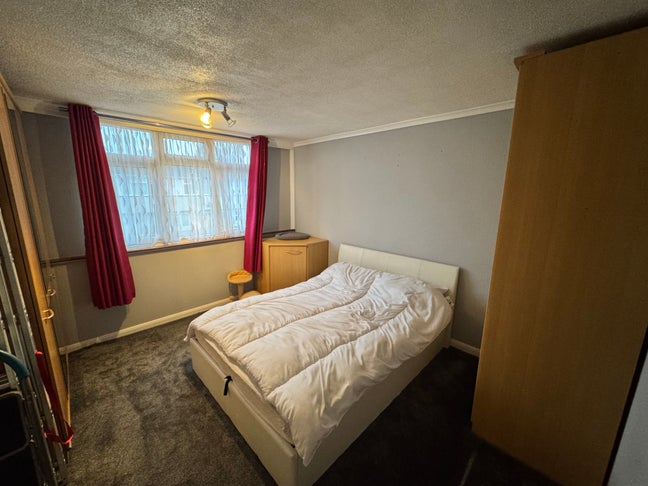 Huge room available now in IG11!!! Main Photo