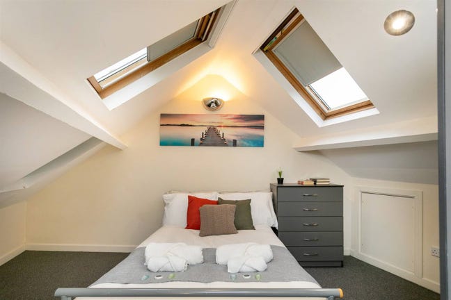 Attic for short stay in shared house Main Photo