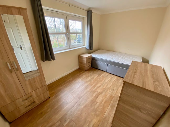 Double Bedroom in Town Centre!  All Bills Included Main Photo