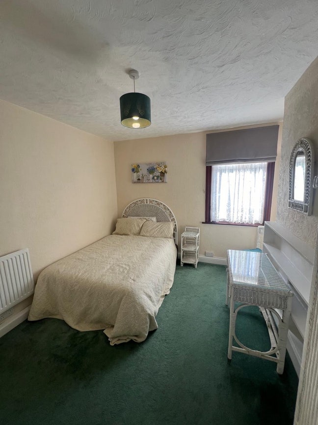 Spacious double bedroom Main Photo