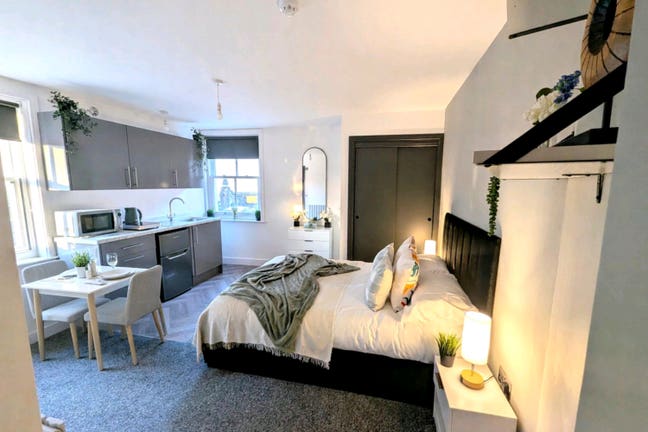 Brand New, Ensuite & Kitchenette, Town Centre Main Photo