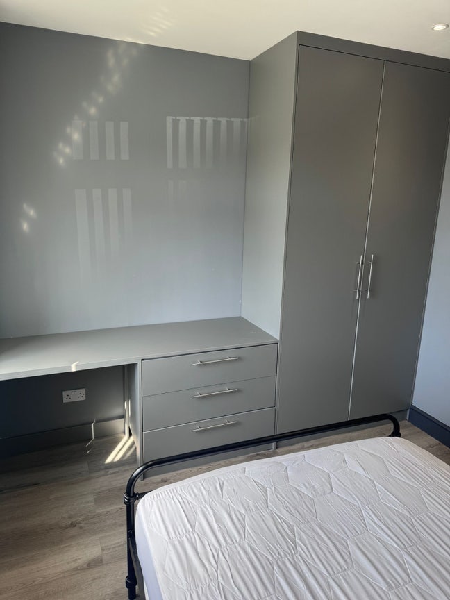 NEW Room Near Northolt Station Main Photo
