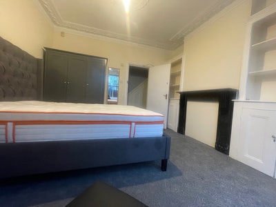 Lovely Double available in large detached house. Main Photo