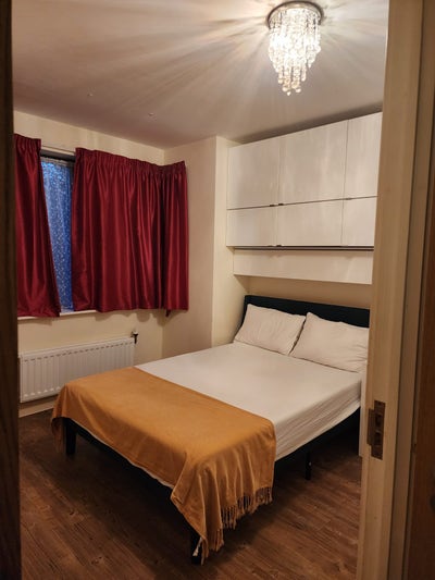 Modern En-Suite double bedroom Main Photo