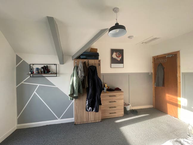 Very Large Room / Close to City Centre  Main Photo