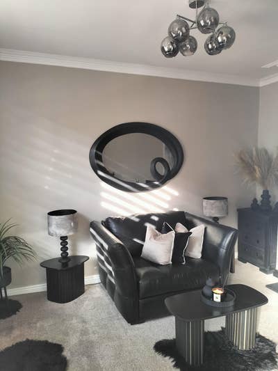 Lovely double room would suit  professional female Main Photo