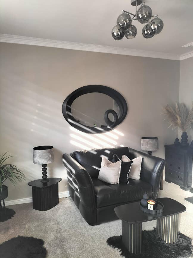 Lovely double room would suit  professional female Main Photo