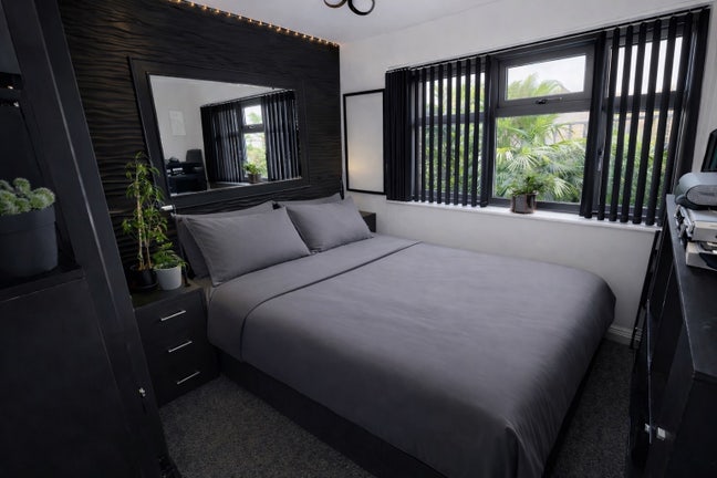 Double Room – 5 Min Metrolink – Friendly LGBTQA+ Main Photo