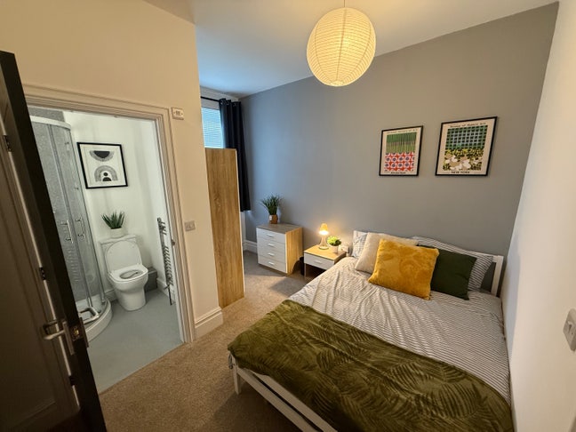 Brand New En-Suite Rooms, bills included. Main Photo