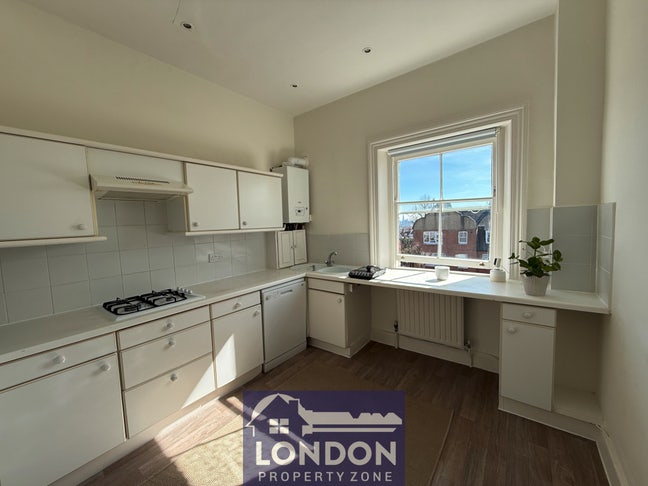 Whole 4 bed, 2 bath flat suitable for a family Main Photo