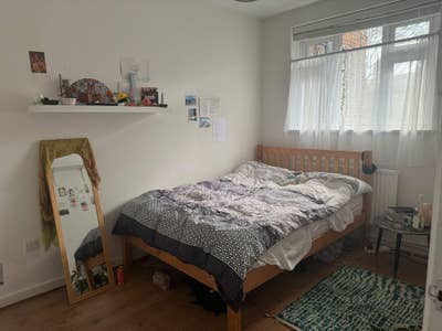 Sunny green bedroom next to Victoria Park  Main Photo