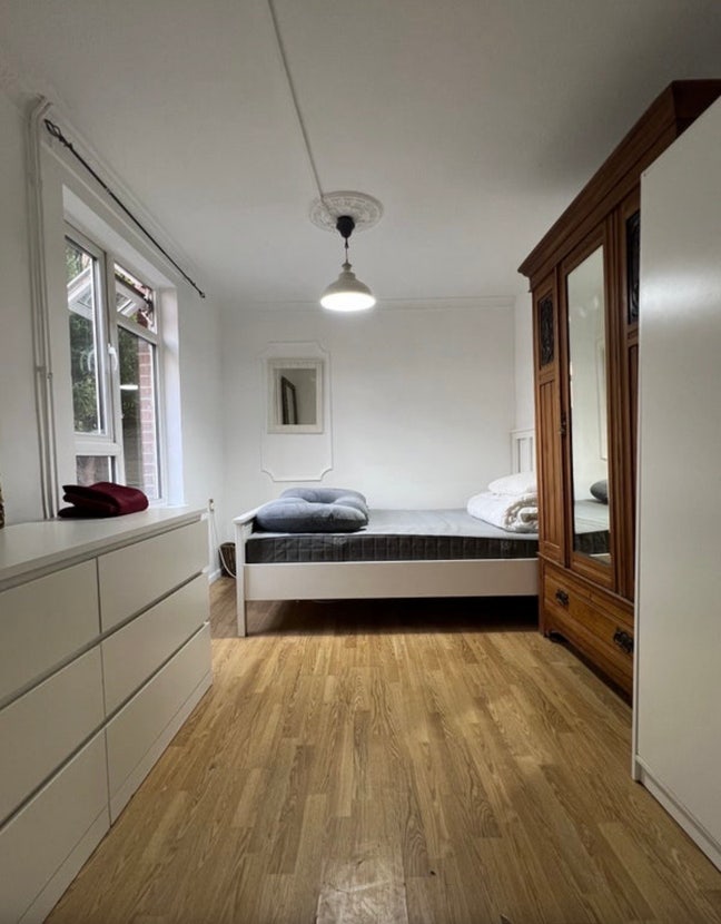 Bright single Rooms in Prime Location  Main Photo