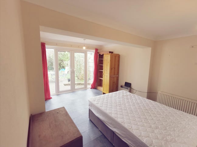 Lovely ensuite double Bedroom - ALL BILLS included Main Photo