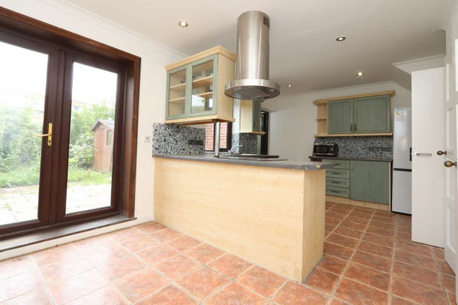 Very close to the CIty 10 mins - Custom House E16 Main Photo