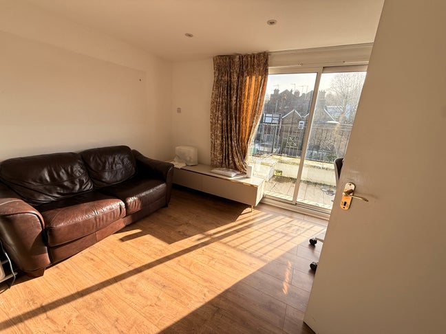 Peaceful one bedroom attic with balcony Main Photo