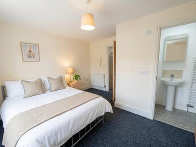 En-Suites & Doubles - Bills Incl - Central Main Photo