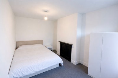 Cozy Double Room Available in Rochester (ME1) Main Photo