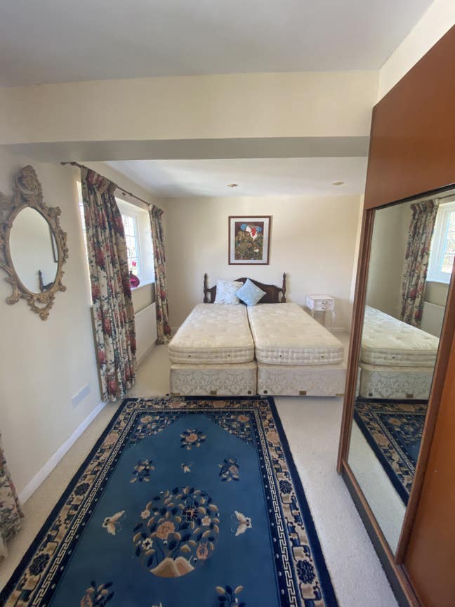 Large Sunny Room  Main Photo