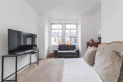 Dbl Rooms Available Now in Period Home 1000 & 950 Main Photo