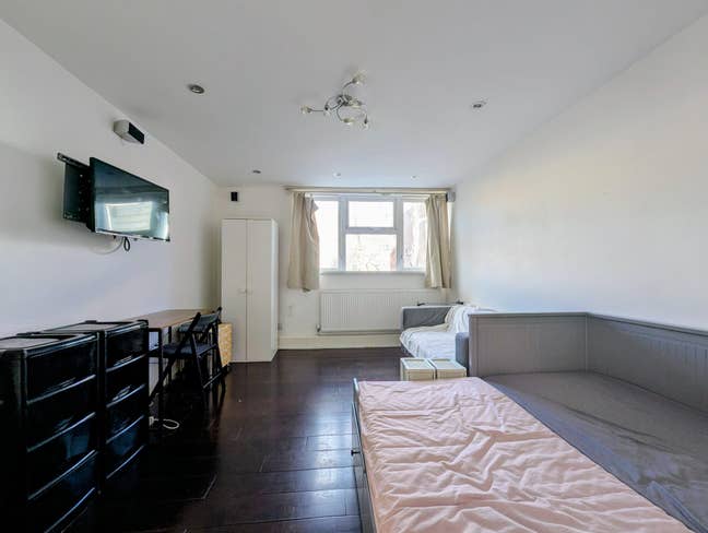 5 mins walk from Clapham Junction Main Photo