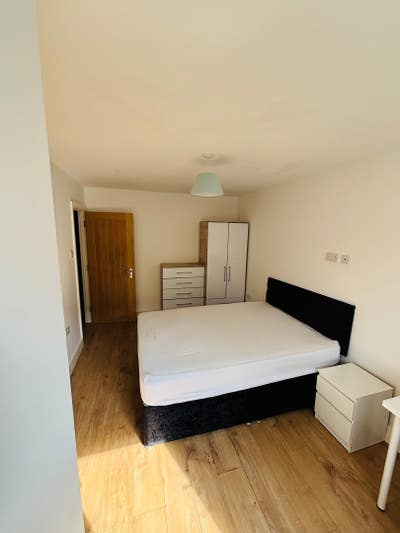 Kennington Double En-suite + Large Double Room  Main Photo