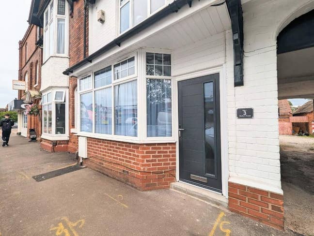 1 bed flat, Station Road, Birmingham, B31 Main Photo